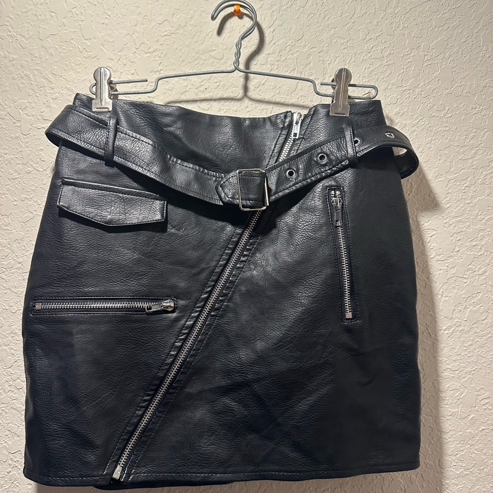 Fashion Nova Black Faux Leather Zip Up Mini Skirt Size Medium - Picture 3 of 10